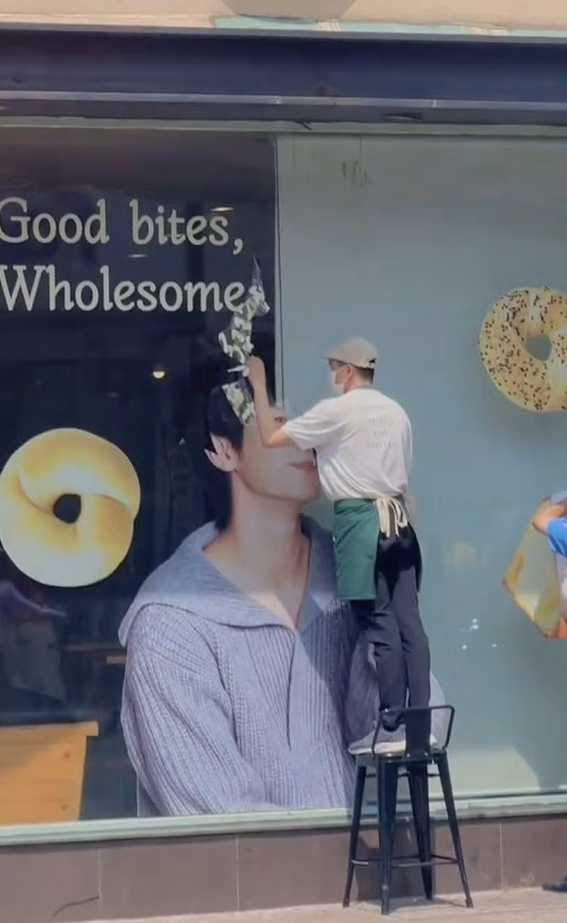 Hình ảnh gỡ poster tại Việt Nam của hãng bánh Tous les Jours cũng viral sang xứ Hàn.