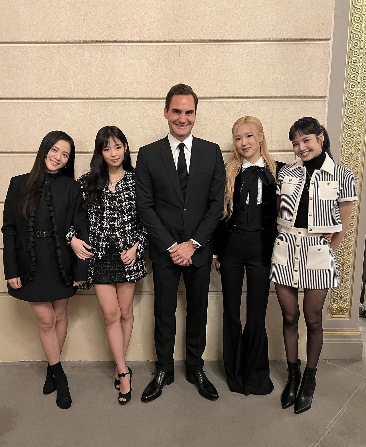 Cựu vận động viên quần vợt chuyên nghiệp người Thụy Sĩ Roger Federer cũng đăng lên Instagram cá nhân bức ảnh chụp cùng BLACKPINK tại sự kiện.