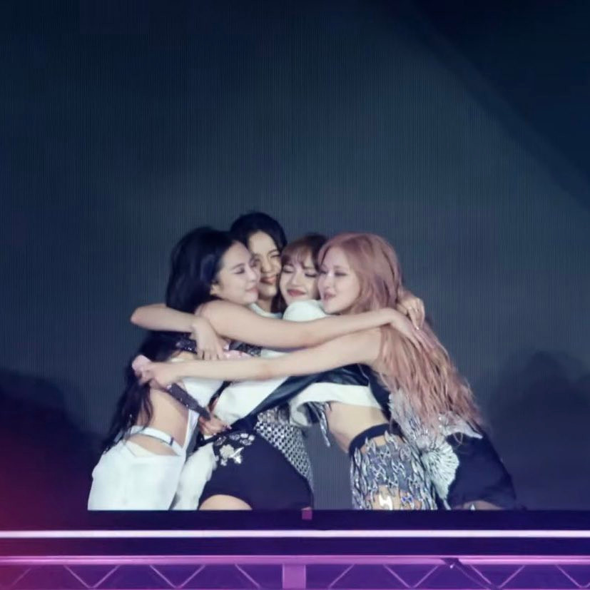 Cái ôm của BLACKPINK khiến người hâm mộ tự hào và cảm động. Cái ôm của BLACKPINK khiến người hâm mộ tự hào và cảm động.