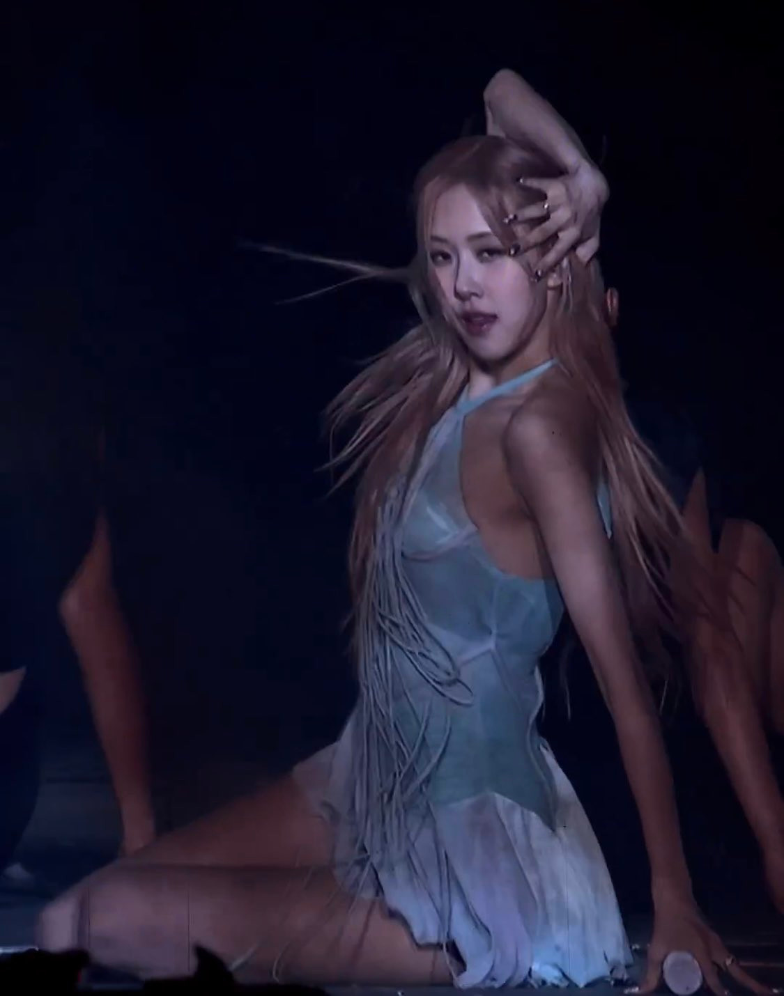 Stylist của BLACKPINK cũng cắt ngắn một chút phần chân váy. Stylist của BLACKPINK cũng cắt ngắn một chút phần chân váy.