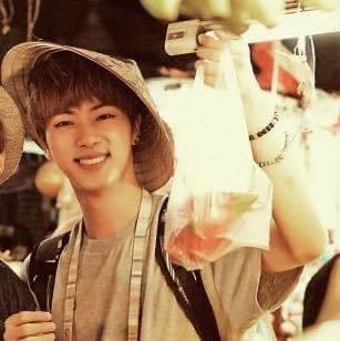 Jin (BTS) và quả thanh long của anh ấy! Jin (BTS) và quả thanh long của anh ấy!