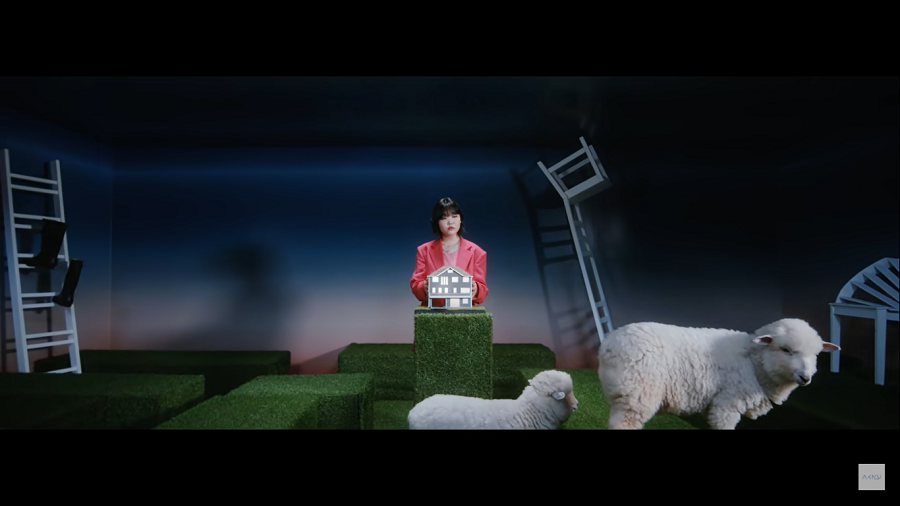 Cô cũng cầm ngôi nhà giống với cô bé trong MV trước đó. Cô cũng cầm ngôi nhà giống với cô bé trong MV trước đó.