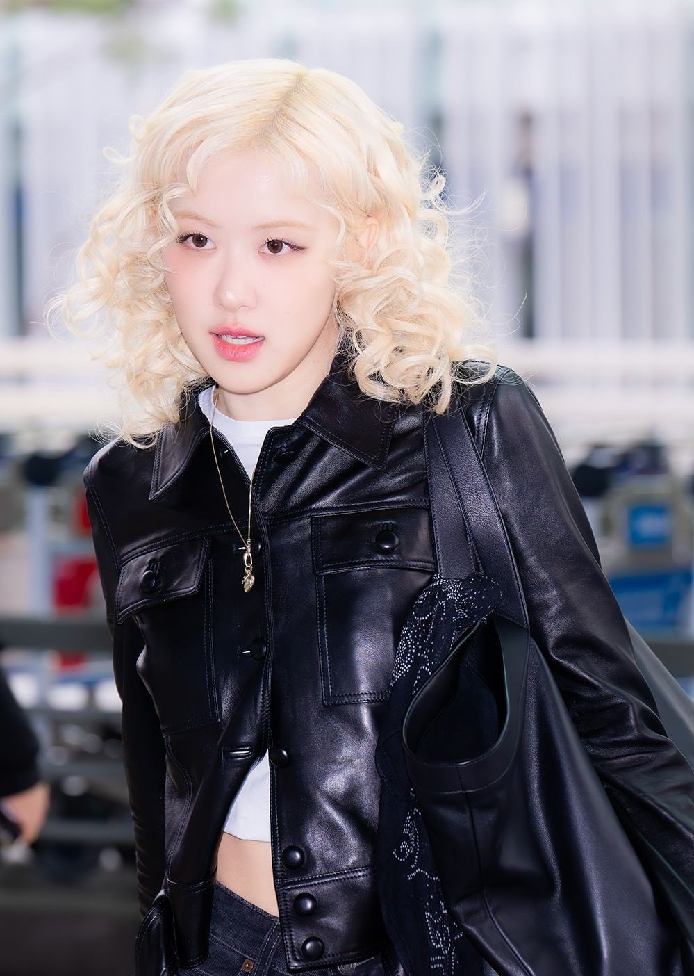 Trong những lần xuất hiện gần đây, fan để ý dường như Rosé đã tăng cân một chút. Nữ idol vốn có vóc dáng rất mảnh mai nên việc thấy cặp má của Rosé phúng phính hơn làm người hâm mộ mừng rỡ. Trong những lần xuất hiện gần đây, fan để ý dường như Rosé đã tăng cân một chút. Nữ idol vốn có vóc dáng rất mảnh mai nên việc thấy cặp má của Rosé phúng phính hơn làm người hâm mộ mừng rỡ.