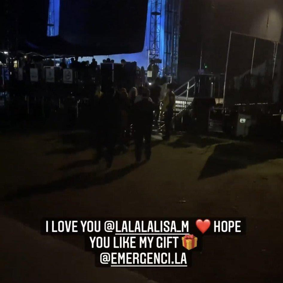 Fan Việt đăng tải hình ảnh phía sau sân khấu trong lúc chờ tặng quà cho Lisa. - Nguồn: @Minh Fan Việt đăng tải hình ảnh phía sau sân khấu trong lúc chờ tặng quà cho Lisa. - Nguồn: @Minh