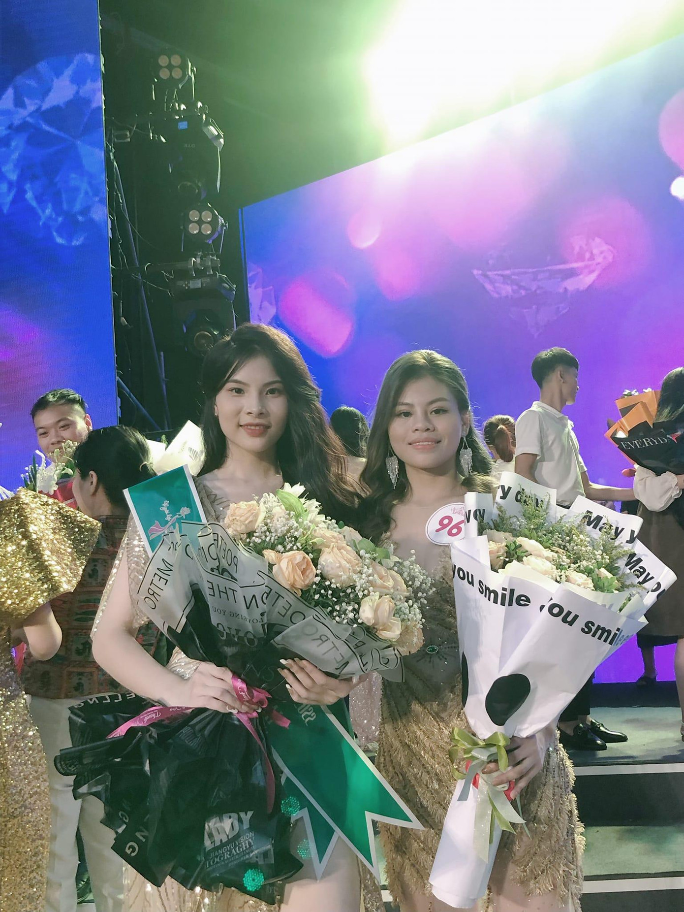 Nguyễn Thị Minh Thư (bên trái) dự định sẽ gia nhập một nhóm tình nguyện tại Hà Nội để giúp đỡ những người dân vùng cao đang gặp khó khăn. Nguyễn Thị Minh Thư (bên trái) dự định sẽ gia nhập một nhóm tình nguyện tại Hà Nội để giúp đỡ những người dân vùng cao đang gặp khó khăn.