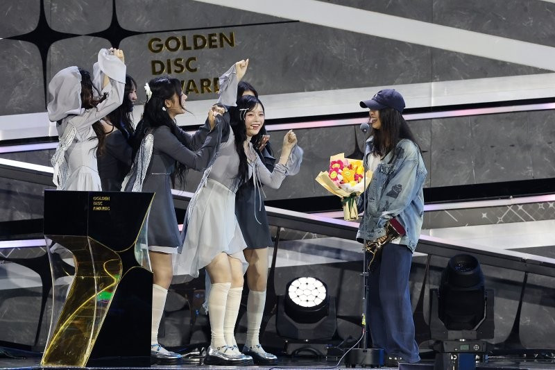 Ngay sau khi ồn ào tranh quyền giữa ADOR và HYBE nổ ra, cư dân mạng đã "đào lại" quá trình gia nhập tập đoàn của Min Hee Jin và nghi ngờ cô đã cướp thực tập sinh từ Source Music. Ngay sau khi ồn ào tranh quyền giữa ADOR và HYBE nổ ra, cư dân mạng đã "đào lại" quá trình gia nhập tập đoàn của Min Hee Jin và nghi ngờ cô đã cướp thực tập sinh từ Source Music.