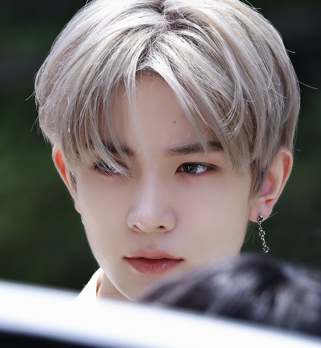 Không chỉ tài năng, nam idol còn đốn tim fan nhờ vóc dáng cao ráo 1m83, gương mặt nhỏ điển trai cùng sống mũi thẳng tắp. Không chỉ tài năng, nam idol còn đốn tim fan nhờ vóc dáng cao ráo 1m83, gương mặt nhỏ điển trai cùng sống mũi thẳng tắp.