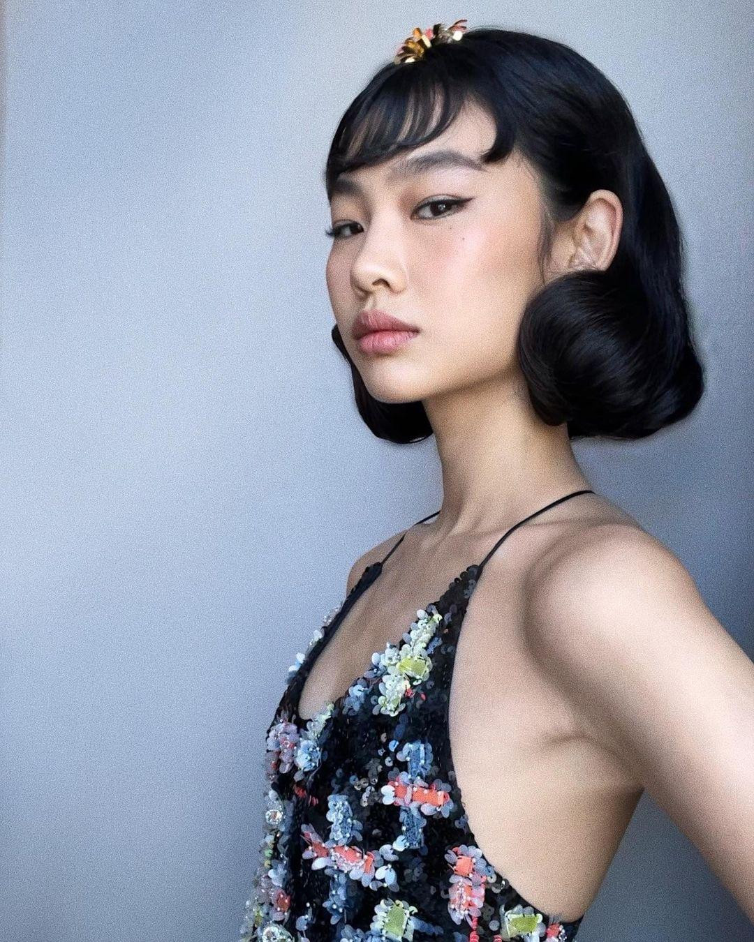 Kiểu tóc xoăn kén mặt không làm lu mờ thần thái của Ho Yeon. Kiểu tóc xoăn kén mặt không làm lu mờ thần thái của Ho Yeon.