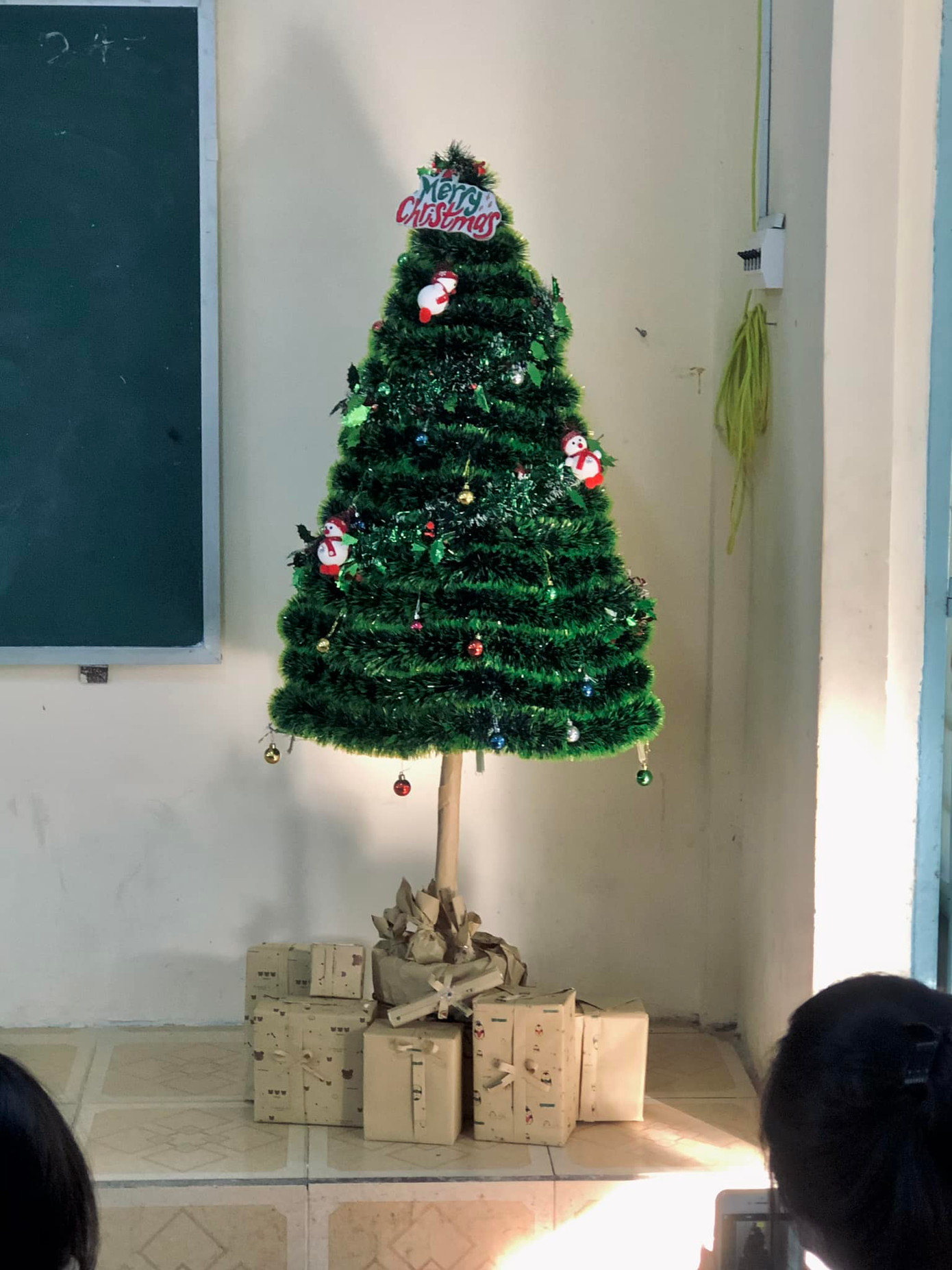 Cây thông được teen làm hoàn toàn bằng dây kim tuyến, không đơn điệu hay mỏng manh mà trông vẫn cứng cáp, lung linh chẳng kém cây thông &quot;real&apos;. - Ảnh: Phạm Thanh Sang