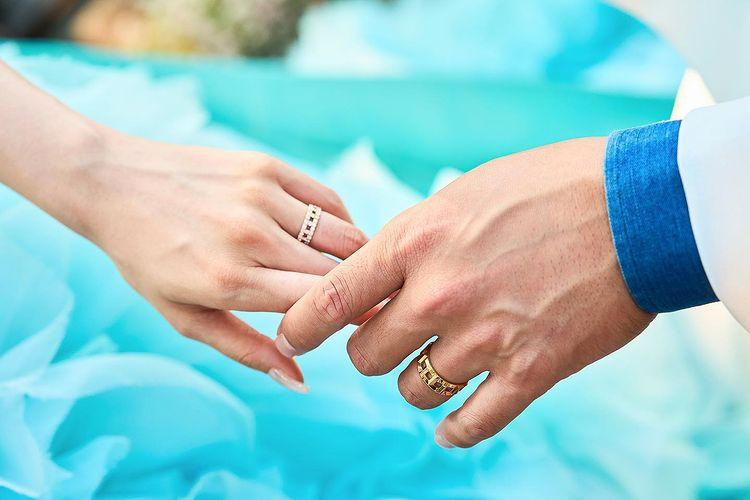 Cô dâu Jiyeon cũng hé lộ cho fan hình ảnh cận cảnh nhẫn cưới của cặp đôi. Thiết kế nhẫn khá đơn giản với hình mắt xích, nhưng vừa đủ tinh tế.