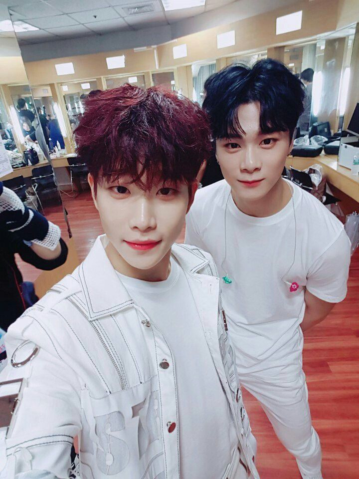MJ (trái) - Moonbin (phải) MJ (trái) - Moonbin (phải)