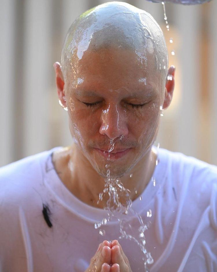 Trong bài viết, Matthew chỉ đăng ảnh kèm chú thích là icon chắp tay. Trong bài viết, Matthew chỉ đăng ảnh kèm chú thích là icon chắp tay.