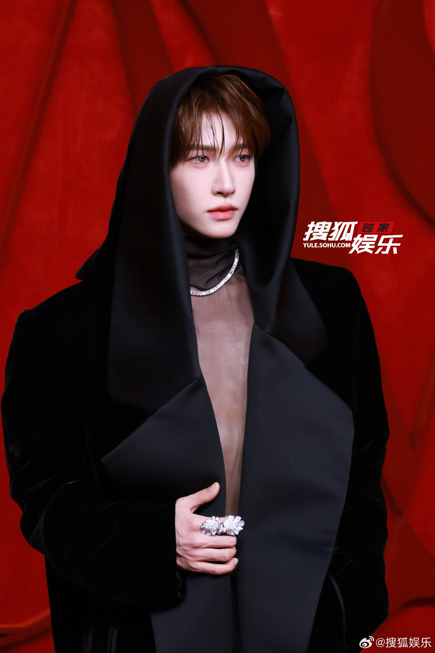 Lưu Vũ khiến fandom "gào thét" khi mặc áo xuyên thấu, "nửa kín, nửa hở" trên thảm đỏ.