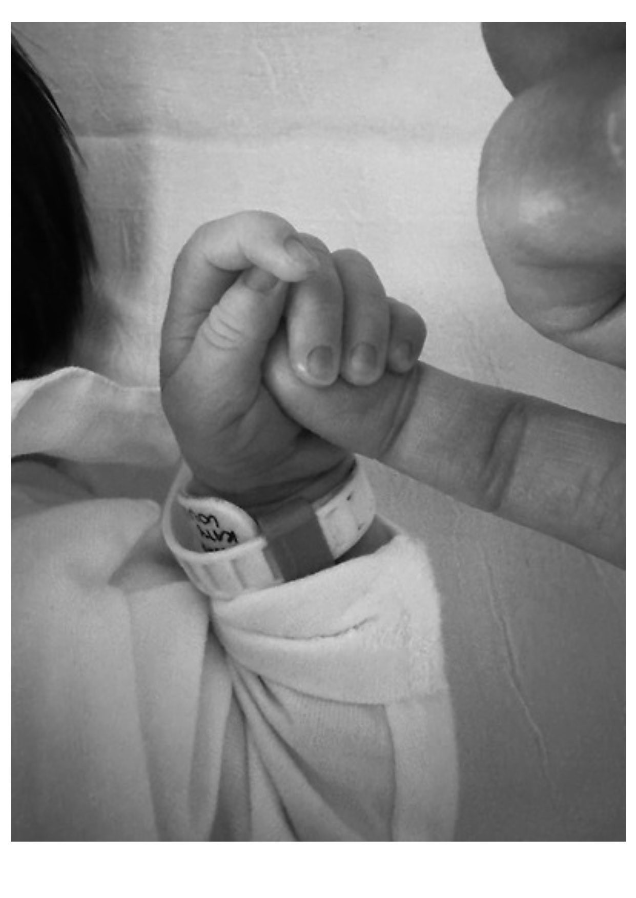 Song Joong Ki đính kèm ảnh tay của con gái trong bài thông báo.