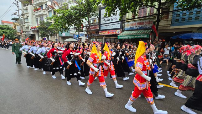 Sắc màu dân tộc bừng sáng trên các nẻo đường Điện Biên Phủ.