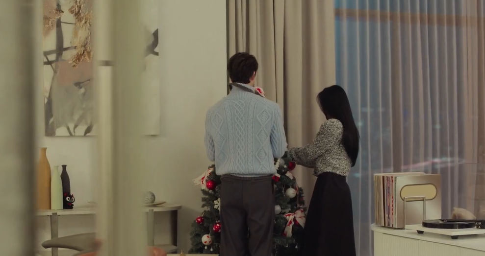 Ban đầu, cổ áo len của Gu Won hơi vểnh lên ở phía sau, đằng trước gập xuống không đều nhau. Ban đầu, cổ áo len của Gu Won hơi vểnh lên ở phía sau, đằng trước gập xuống không đều nhau.