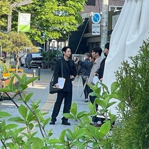 Jung So Min và Jung Hae In trong lúc quay phim do người qua đường chụp lại.