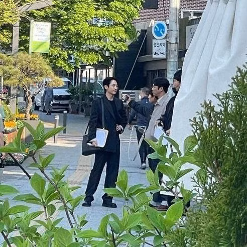Jung So Min và Jung Hae In trong lúc quay phim do người qua đường chụp lại. Jung So Min và Jung Hae In trong lúc quay phim do người qua đường chụp lại.