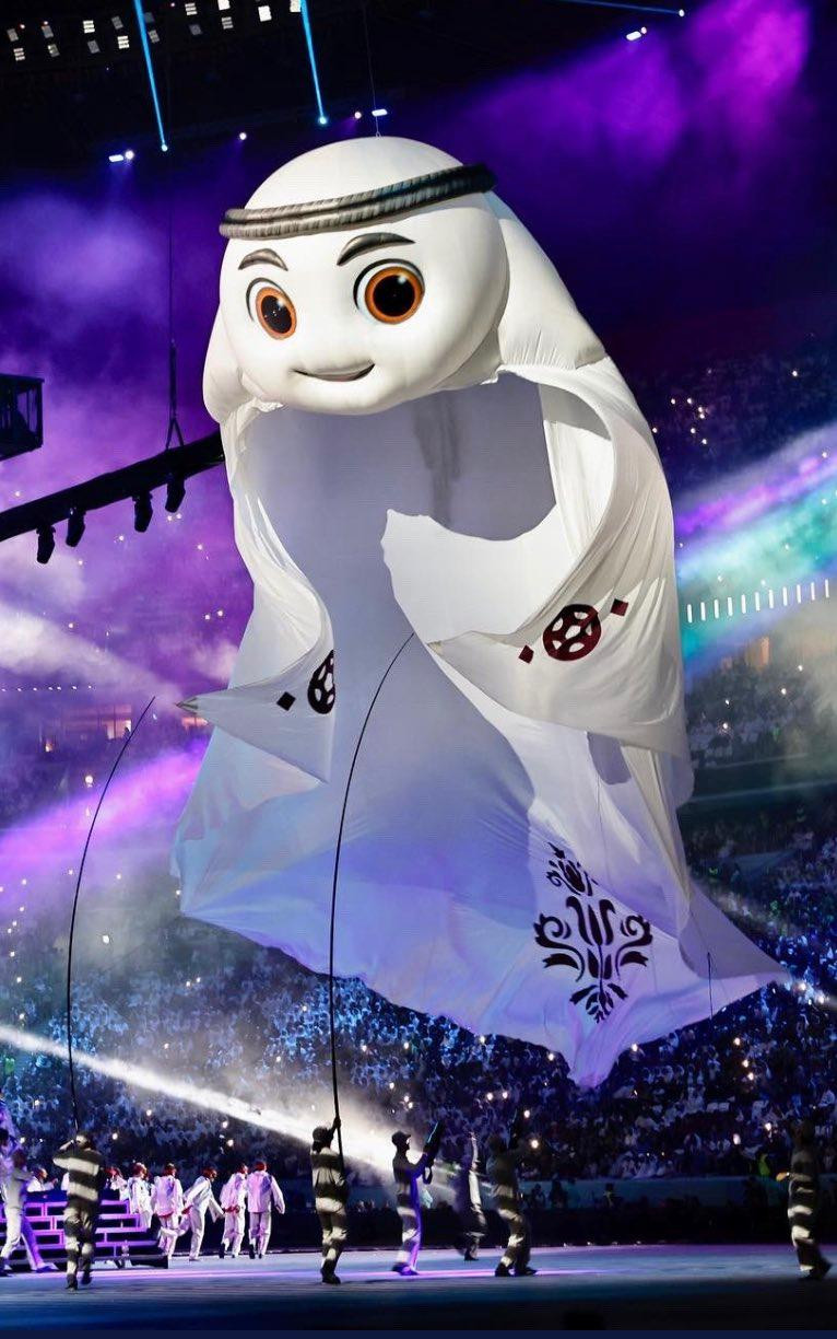 La&apos;eeb khiến khán giả &quot;hú hồn&quot; vì bay lơ lửng, biểu diễn trong đêm khai mạc.