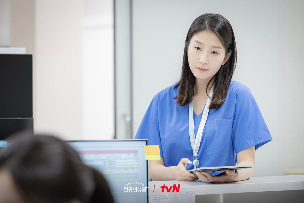 Myeong Eun Won còn thảo mai với Min Ha để đùn đẩy công việc sau nhiều ngày biến mất một cách vô trách nhiệm. Nhưng ở Chuyện Đời Bác Sĩ Nội Trú, cô ta lộ rõ bản chất trịch thượng, khó ưa khi buông những lời "cà khịa", khinh bỉ dành cho Yi Young.