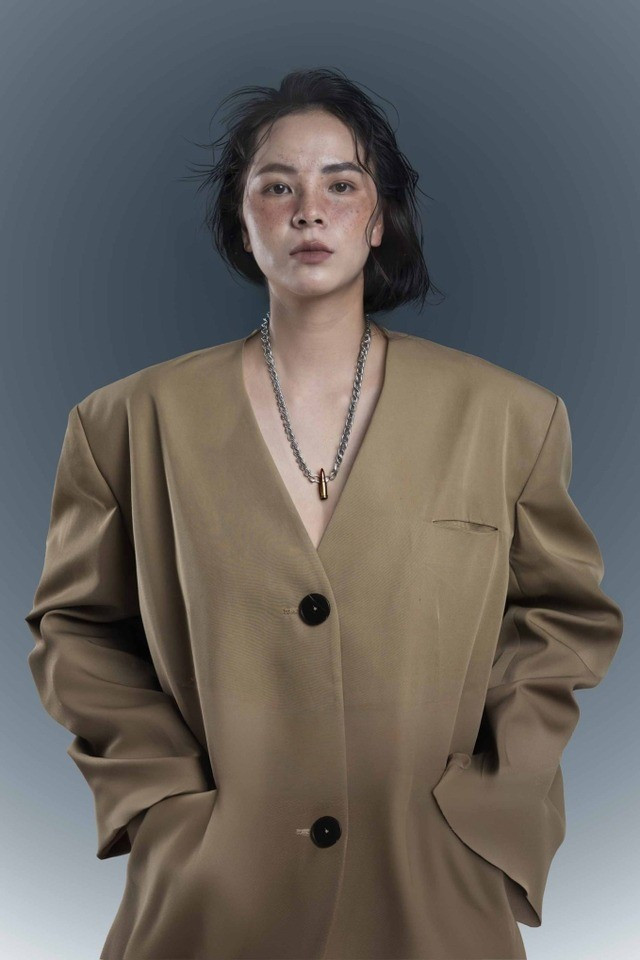 Không chỉ gây sốt với khả năng bắn súng, Trịnh Thu Vinh còn khiến cư dân mạng náo loạn với trình "bắn ảnh" cực ngầu trên tạp chí ELLE Vietnam. Không chỉ gây sốt với khả năng bắn súng, Trịnh Thu Vinh còn khiến cư dân mạng náo loạn với trình "bắn ảnh" cực ngầu trên tạp chí ELLE Vietnam.