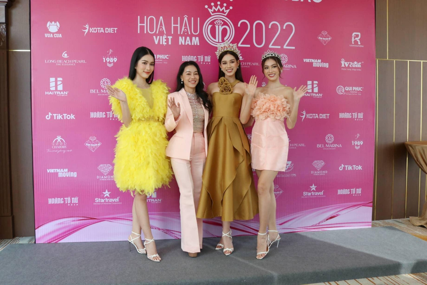 Top 3 Hoa hậu Việt Nam 2020, gồm: Hoa hậu Đỗ Thị Hà, Á hậu Phương Anh và Á hậu Ngọc Thảo cũng có mặt. Top 3 Hoa hậu Việt Nam 2020, gồm: Hoa hậu Đỗ Thị Hà, Á hậu Phương Anh và Á hậu Ngọc Thảo cũng có mặt.