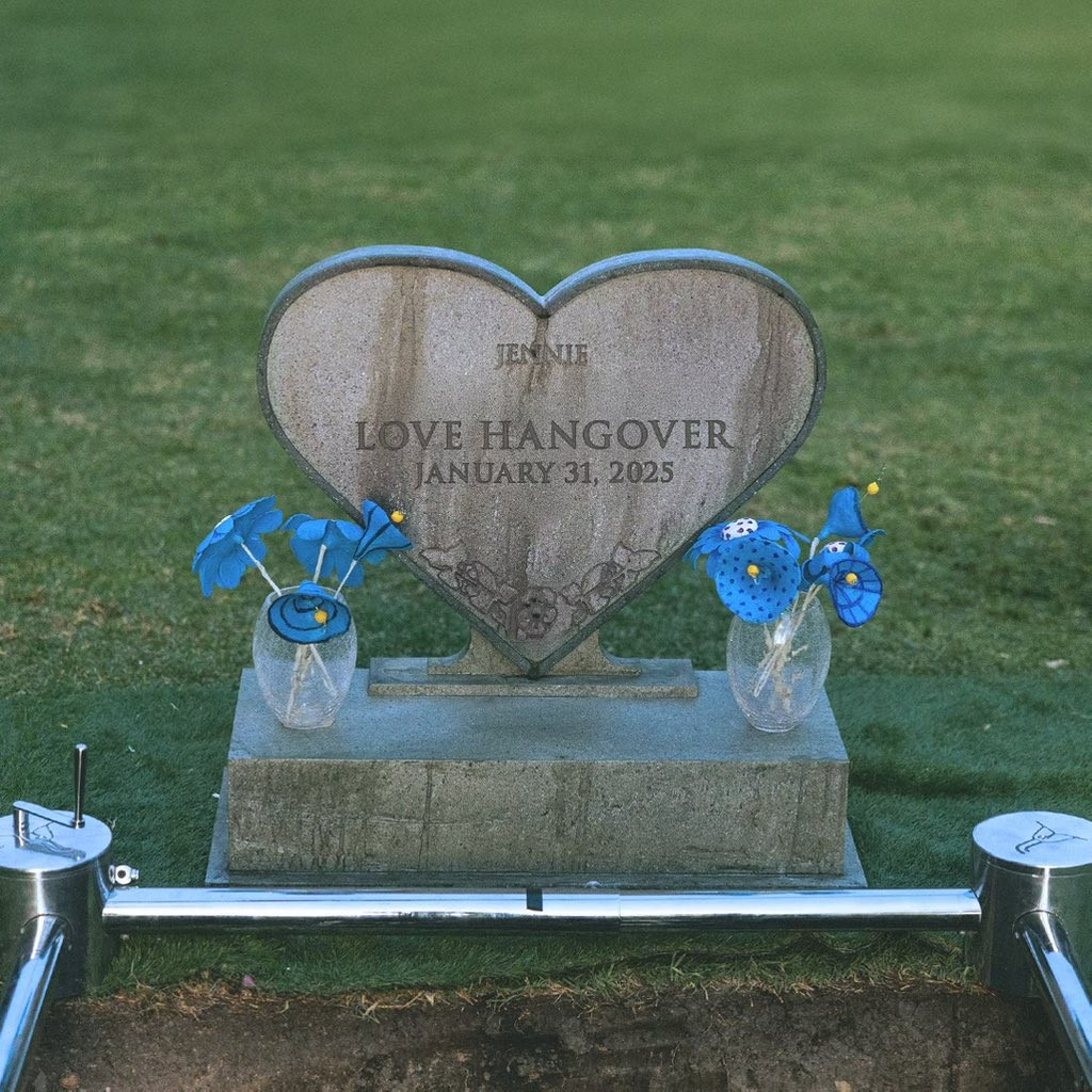 Jennie tiết lộ hình ảnh nằm trong linh cữu hát khiến fan càng tò mò về MV của Love Hangover.