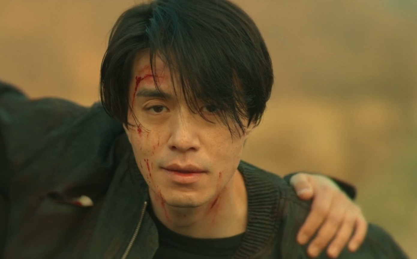 Jeong Jin Man còn sống là điều có thể đoán được sau khi xem tập 6. Là lính đánh thuê với tài trí hàng đầu, anh không thể nào bị lừa bởi đoạn ghi âm giả từ Bae Jung Min (Park Ji Bin) rồi tự sát quá dễ dàng.