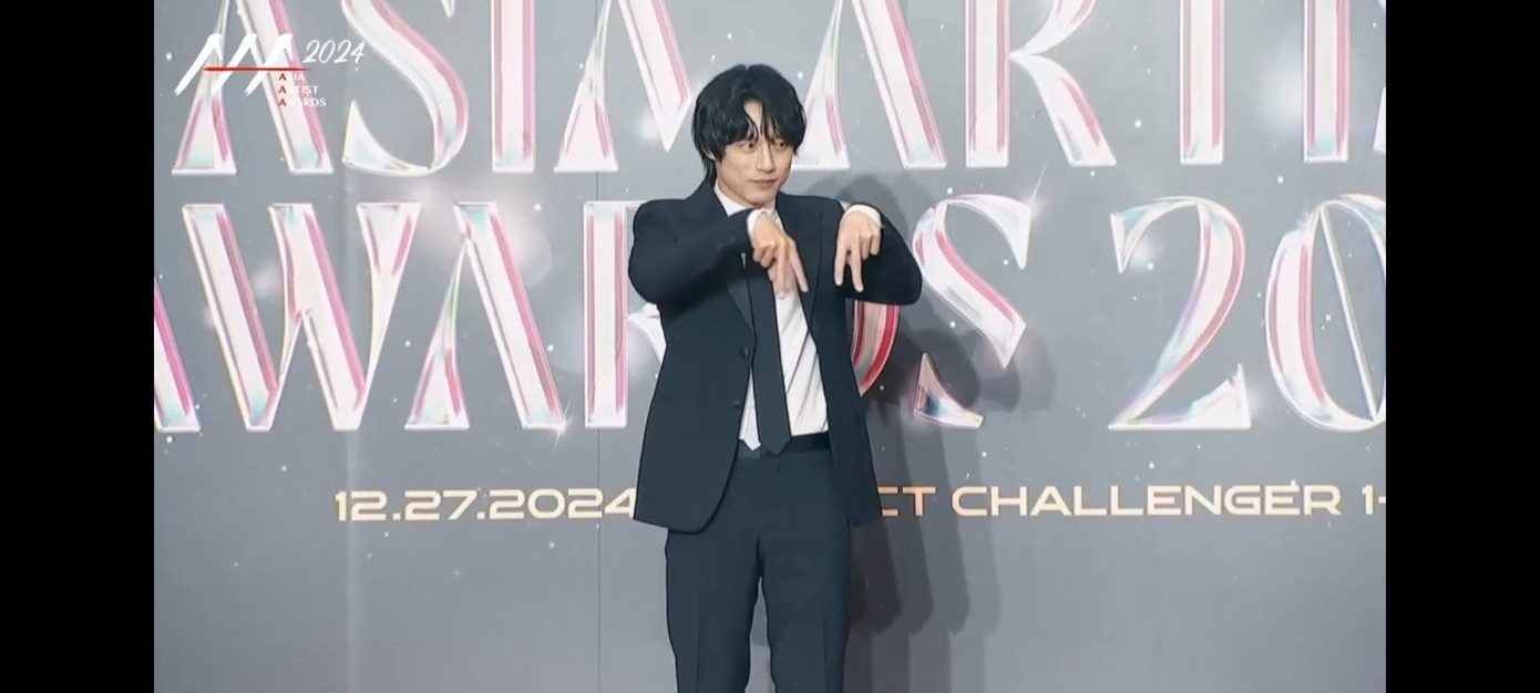 Kentaro Sakaguchi bước ra bảnh bao, tạo dáng "AAA" bằng tay nhấp nhô tinh nghịch.