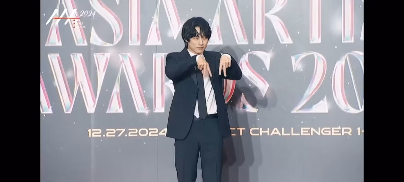 Kentaro Sakaguchi bước ra bảnh bao, tạo dáng "AAA" bằng tay nhấp nhô tinh nghịch.