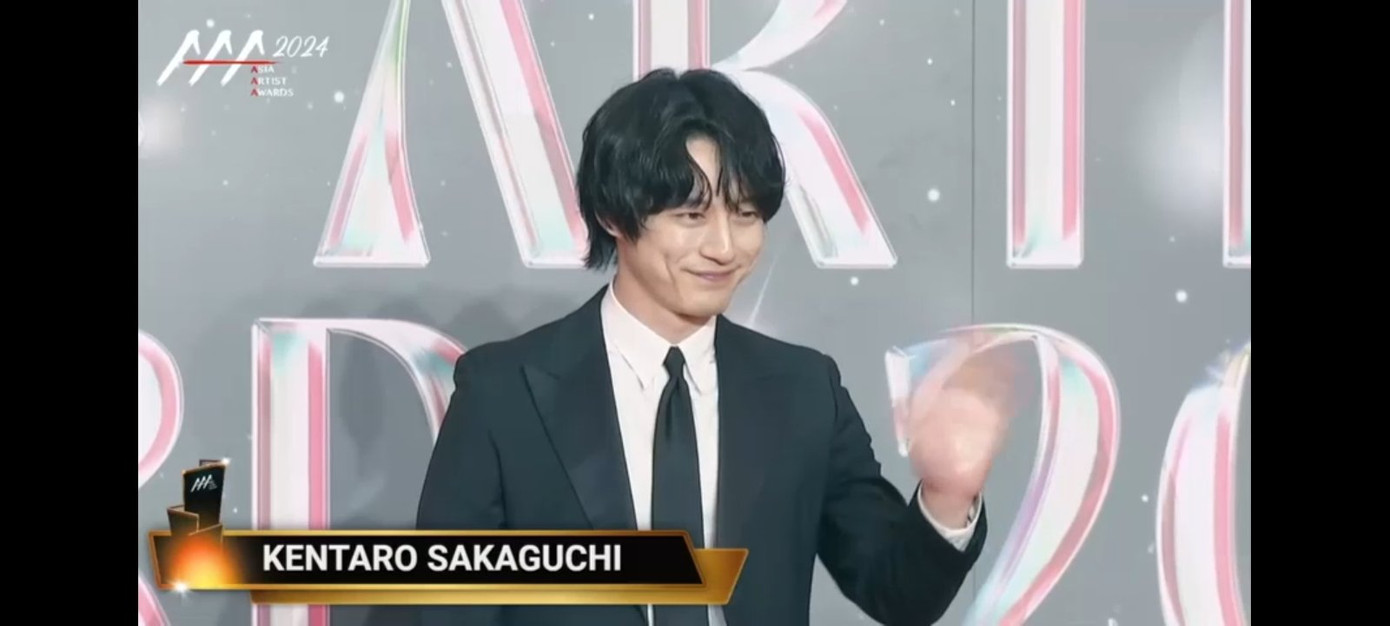 Kentaro Sakaguchi bước ra bảnh bao, tạo dáng "AAA" bằng tay nhấp nhô tinh nghịch.