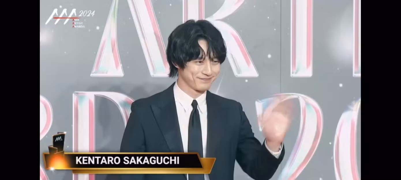 Kentaro Sakaguchi bước ra bảnh bao, tạo dáng "AAA" bằng tay nhấp nhô tinh nghịch.