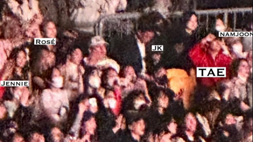 Nơi mà các thành viên của BTS và BLACKPINK đứng tại concert khá gần nhau. Tin đồn hẹn hò của V và Jennie cũng khiến nhiều người tò mò về tương tác của 2 thần tượng và 2 nhóm nhạc. Tuy nhiên, theo những hình ảnh và clip được chia sẻ, hai bên không có tương tác tại concert. Nơi mà các thành viên của BTS và BLACKPINK đứng tại concert khá gần nhau. Tin đồn hẹn hò của V và Jennie cũng khiến nhiều người tò mò về tương tác của 2 thần tượng và 2 nhóm nhạc. Tuy nhiên, theo những hình ảnh và clip được chia sẻ, hai bên không có tương tác tại concert.