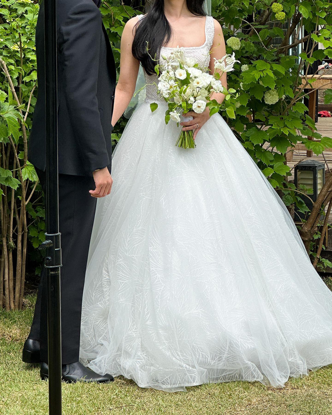 Không cần lộ mặt, người hâm mộ gọi đây là phản ứng hóa học bùng nổ tràn màn hình chỉ bằng một cái nắm tay.