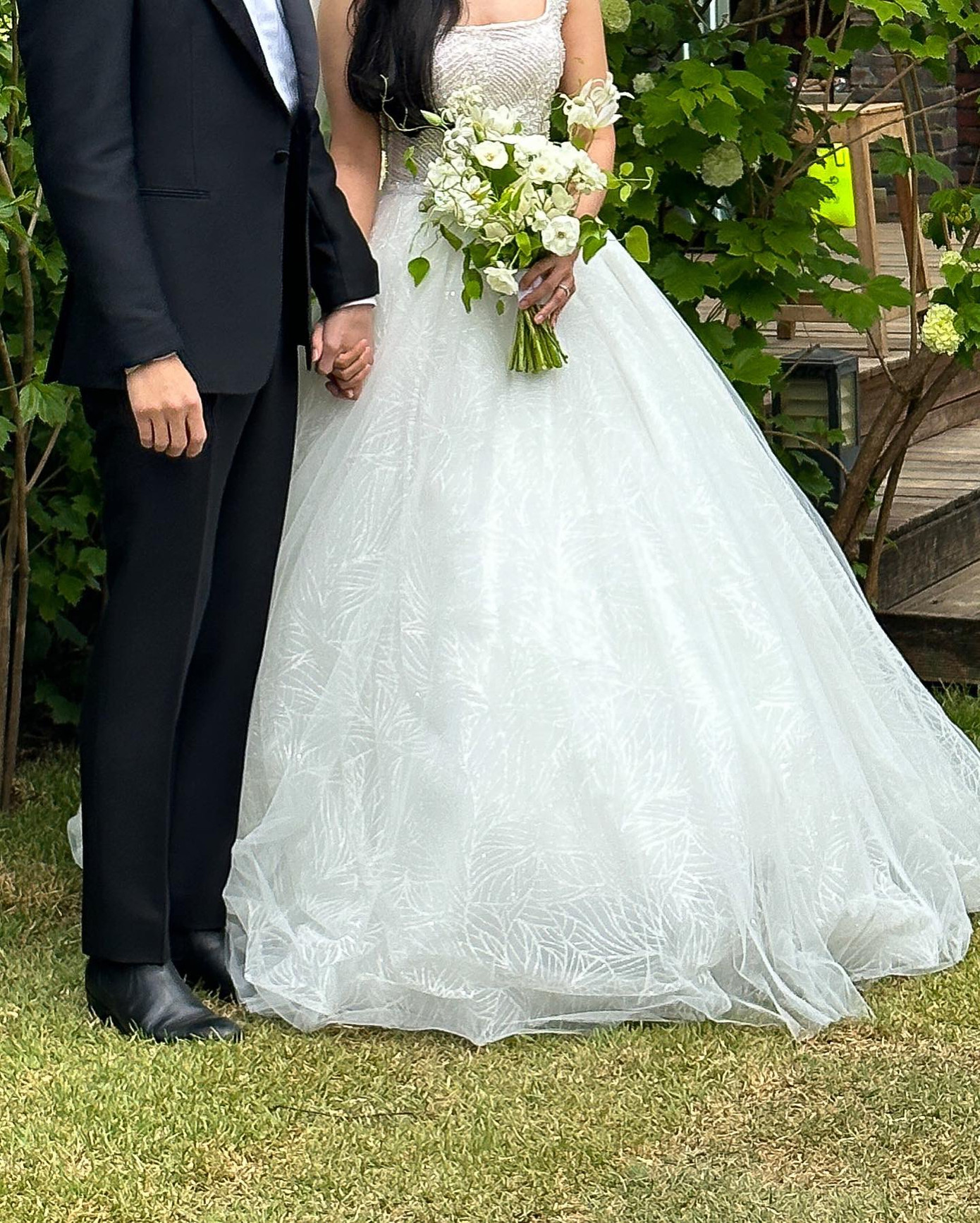 Không cần lộ mặt, người hâm mộ gọi đây là phản ứng hóa học bùng nổ tràn màn hình chỉ bằng một cái nắm tay.