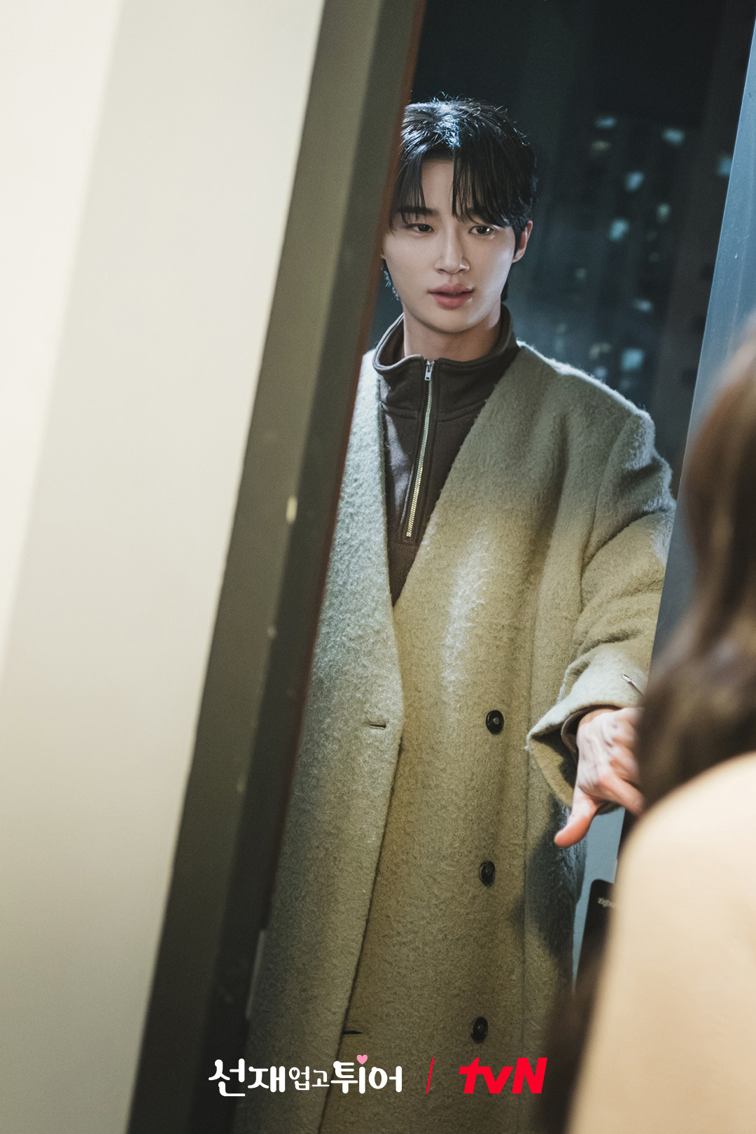 Khả năng cao, sau khi thay áo xong, Sun Jae bị cô "đuổi về". Nhưng anh đang níu cửa như muốn nói gì với Sol. Khả năng cao, sau khi thay áo xong, Sun Jae bị cô "đuổi về". Nhưng anh đang níu cửa như muốn nói gì với Sol.