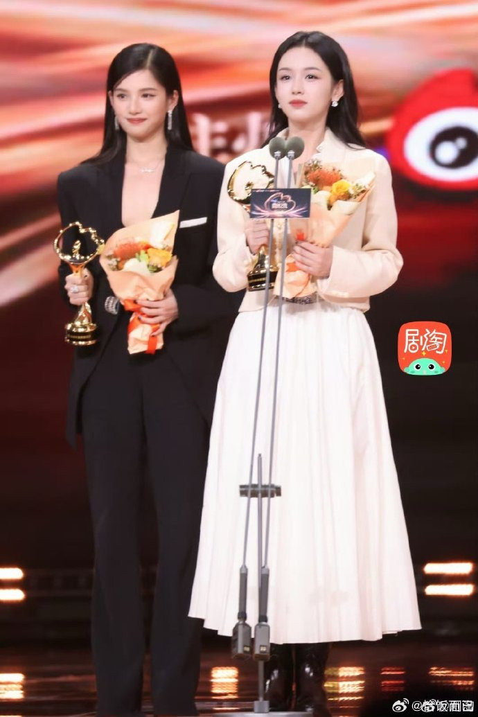 Trương Tịnh Nghi - Châu Dã, bộ đôi mỹ nhân thế hệ mới chung khung hình khi nhận giải khiến cộng đồng mạng phải xuýt xoa. Trương Tịnh Nghi - Châu Dã, bộ đôi mỹ nhân thế hệ mới chung khung hình khi nhận giải khiến cộng đồng mạng phải xuýt xoa.