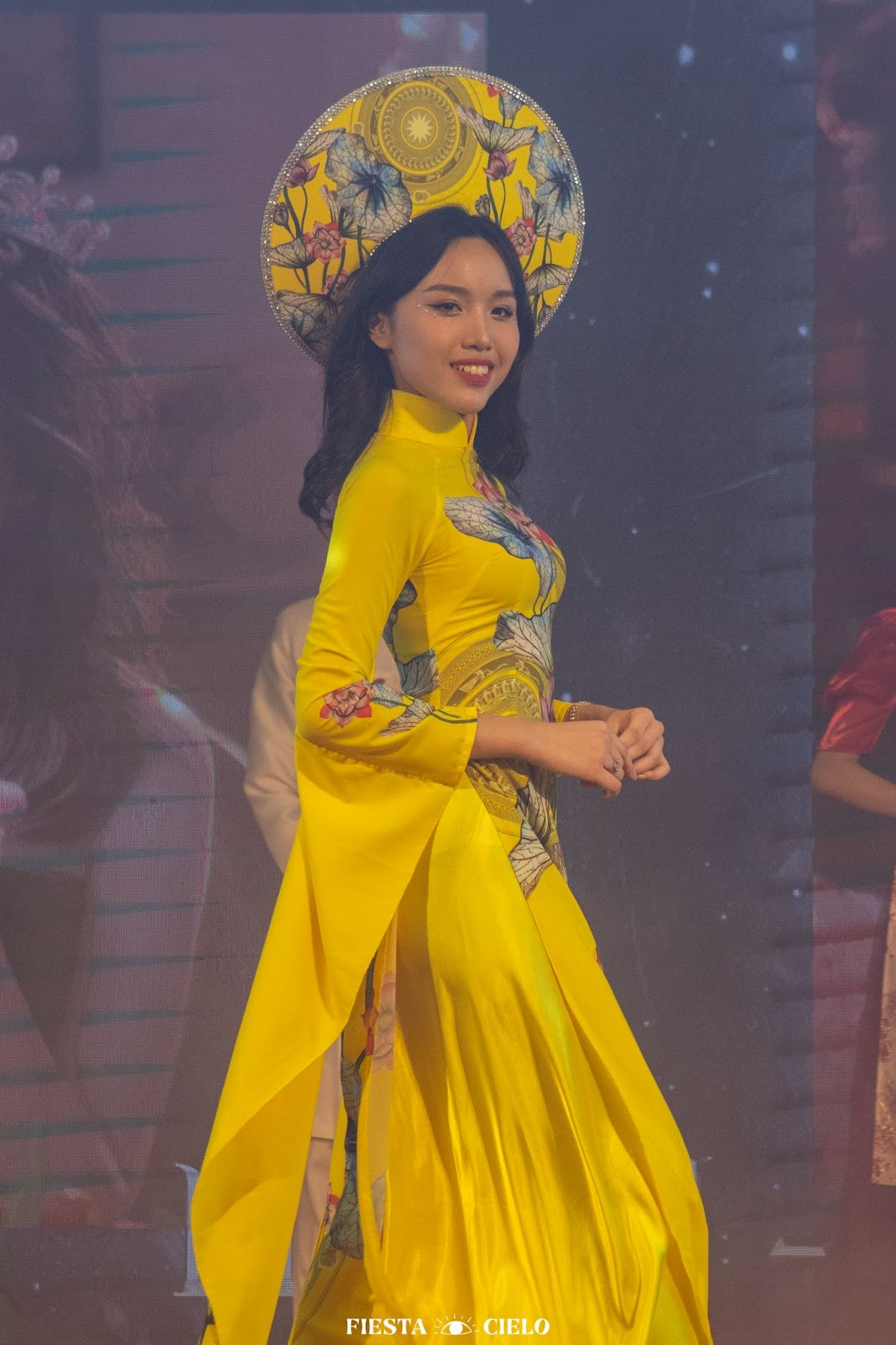 Top 12 Đại sứ của trường gây ấn tượng trong phần thi trang phục truyền thống.