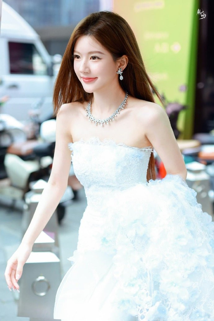 Người hâm mộ cũng chụp được hình Triệu Lộ Tư mặc váy cưới tới phim trường. Cô mặc thiết kế của IVANYONG COUTURE, đeo trang sức cao cấp của BVLGARI. Người hâm mộ cũng chụp được hình Triệu Lộ Tư mặc váy cưới tới phim trường. Cô mặc thiết kế của IVANYONG COUTURE, đeo trang sức cao cấp của BVLGARI.