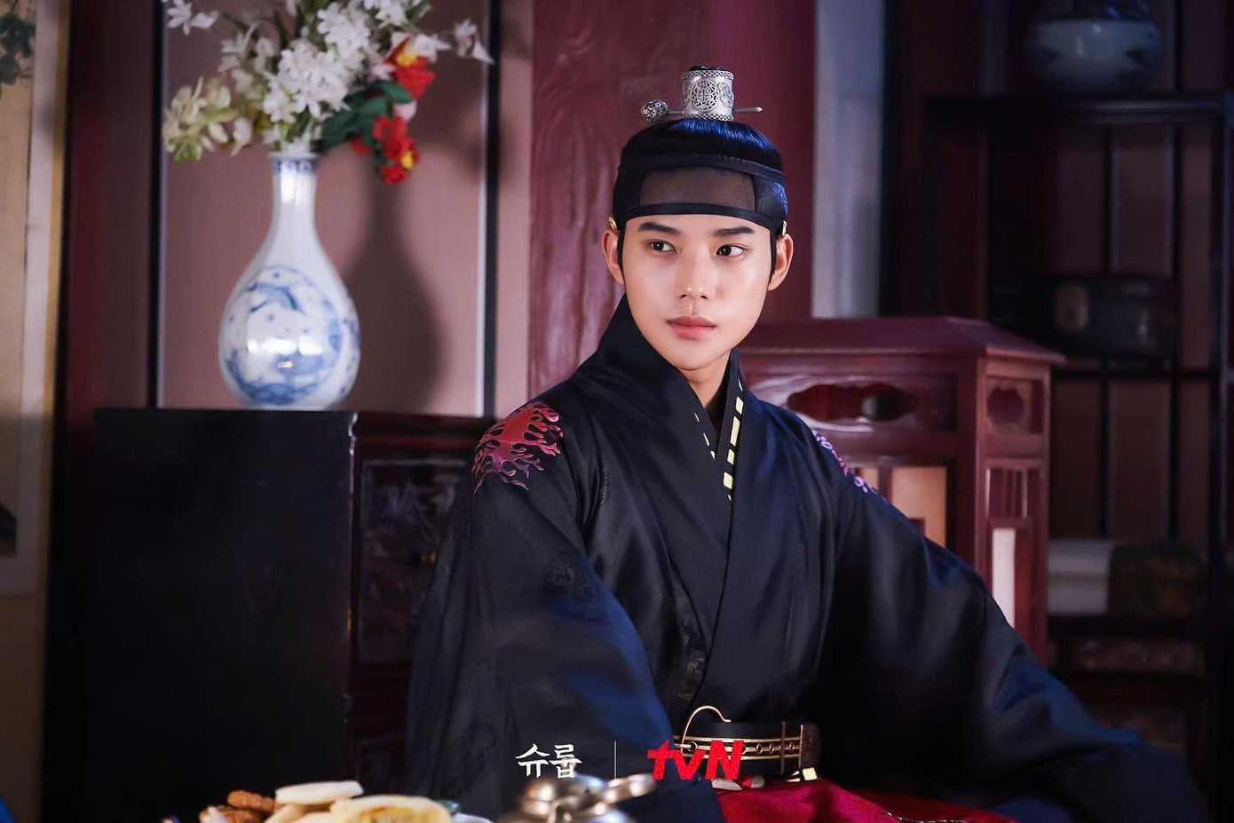 Moon Sang Min gây ấn tượng với vai diễn Seongnam Đại Quân - con trai thứ hai của vương phi Im Hwa Ryeong (Kim Hye Soo thủ vai). Moon Sang Min gây ấn tượng với vai diễn Seongnam Đại Quân - con trai thứ hai của vương phi Im Hwa Ryeong (Kim Hye Soo thủ vai).