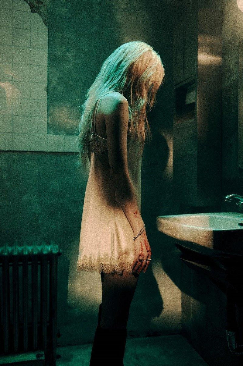 Không khí u ám của bức ảnh khiến người xem có thể liên tưởng đến một bộ phim kinh dị. Không khí u ám của bức ảnh khiến người xem có thể liên tưởng đến một bộ phim kinh dị.