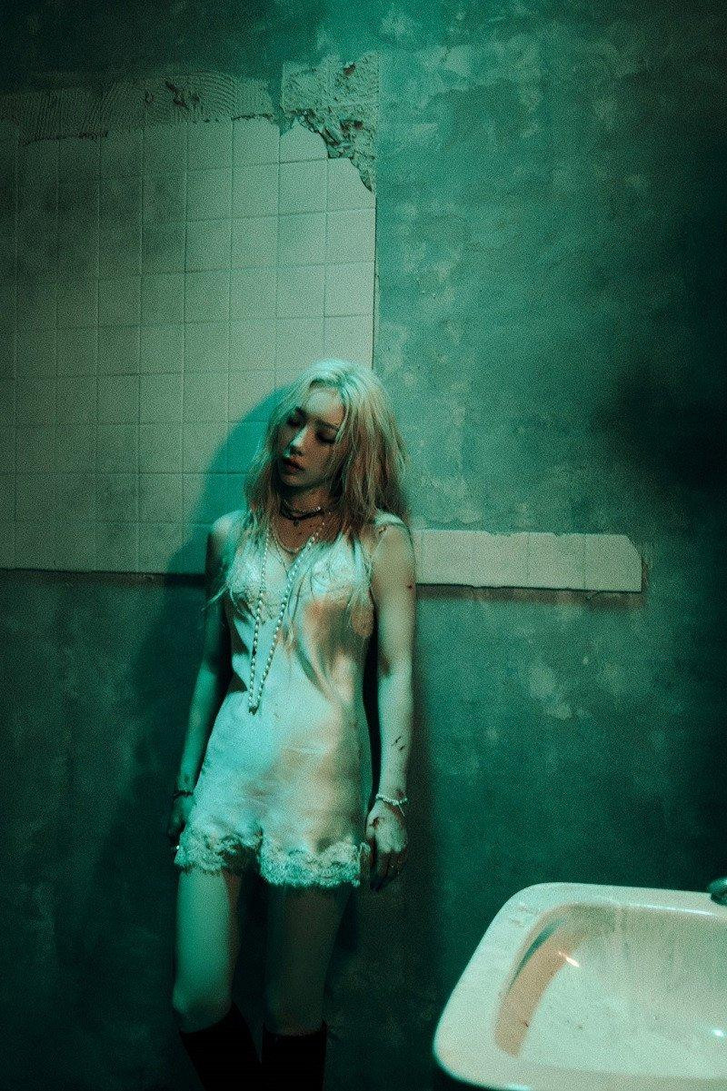 Taeyeon diện trang phục đơn giản, dáng vẻ u buồn, tiều tụy. Taeyeon diện trang phục đơn giản, dáng vẻ u buồn, tiều tụy.