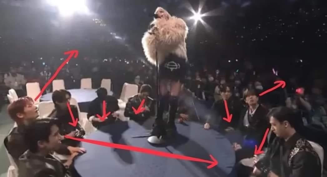 Hướng nhìn của Stray Kids khi Jiwoo đứng biểu diễn trên bàn.