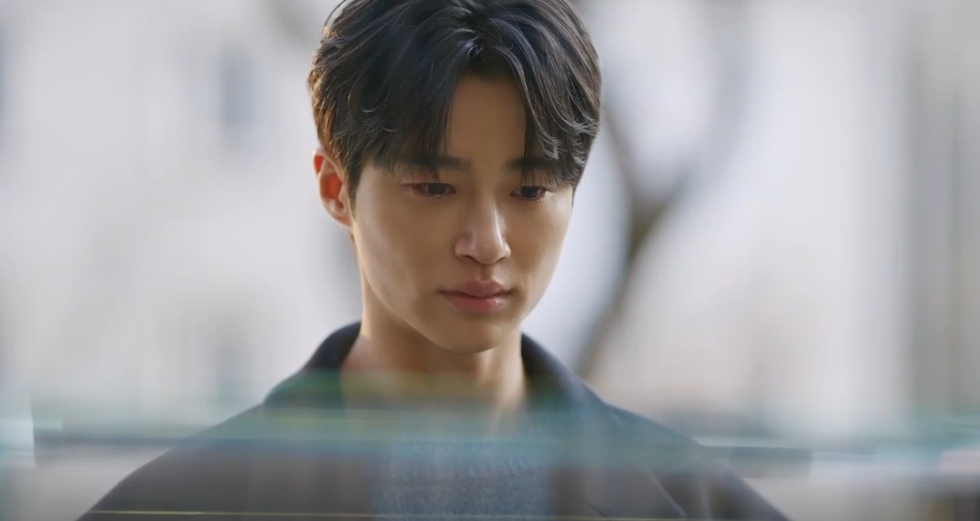 Về chiếc vòng cổ chữ "S", dù thời không này anh chưa từng gặp Sol, nhưng trái tim lại khắc ghi, khiến anh bật khóc khi nhìn thấy chiếc vòng trong cửa hàng. Sun Jae đã quyết định mua nó ngay lập tức.