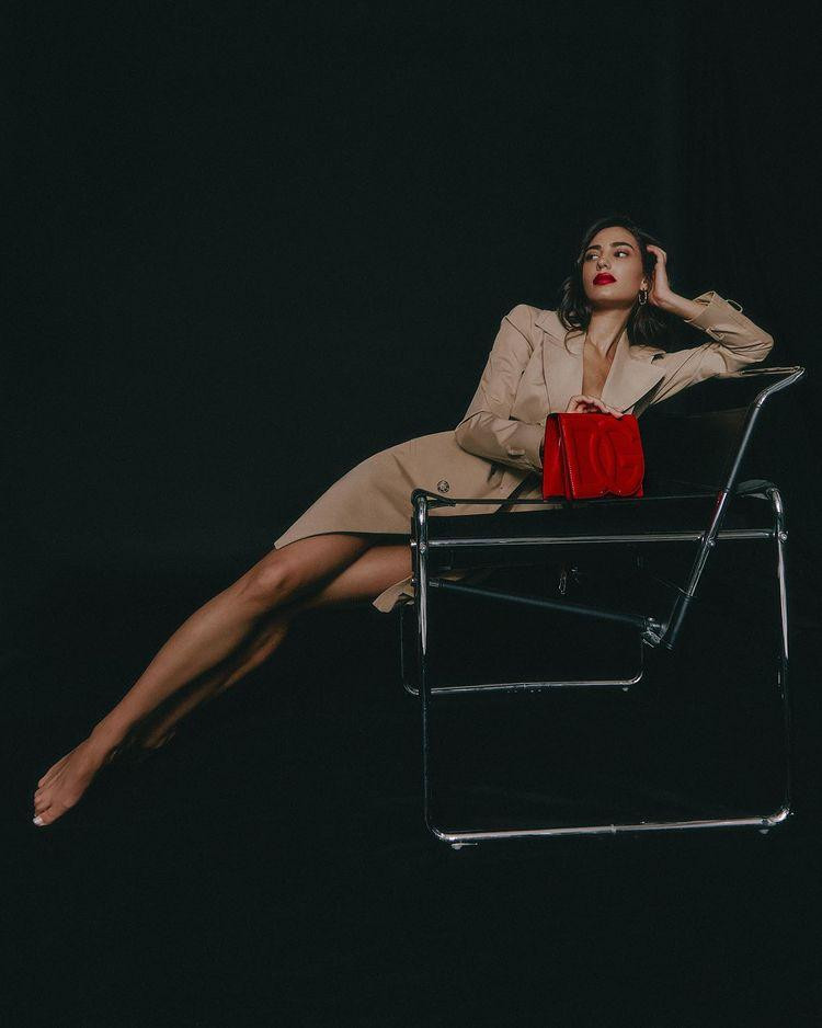 Sandra Garal sở hữu gu thời trang ấn tượng, thân hình đồng hồ cát quyến rũ. Sandra Garal sở hữu gu thời trang ấn tượng, thân hình đồng hồ cát quyến rũ.