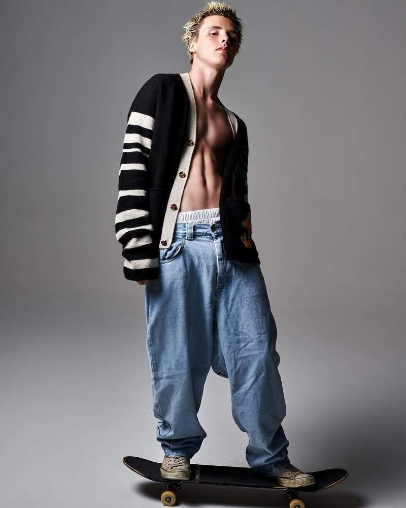 Thần thái sắc lạnh, cuốn hút pha chút tinh nghịch của cậu út nhà Beckham.