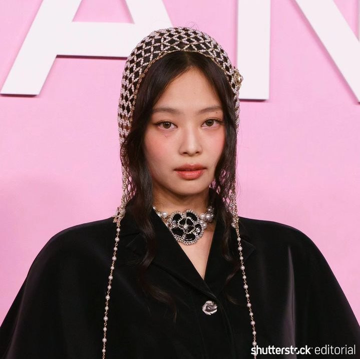 Bức ảnh chụp cận cho thấy vết sẹo lồi dưới mắt sau chấn thương gần đây của Jennie càng làm fan của cô xót xa.