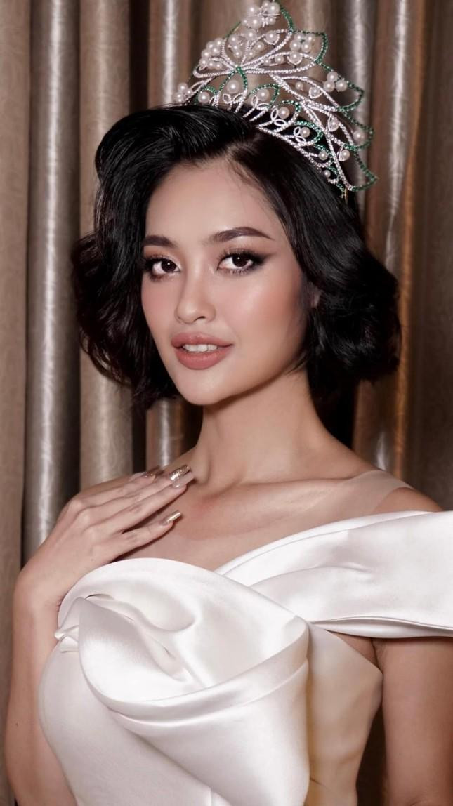 Nhiều cư dân mạng Việt cho rằng Hoa hậu Nông Thúy Hằng không được tham dự Miss Earth 2022 do đang vướng nhiều tin đồn bất lợi về đời tư.