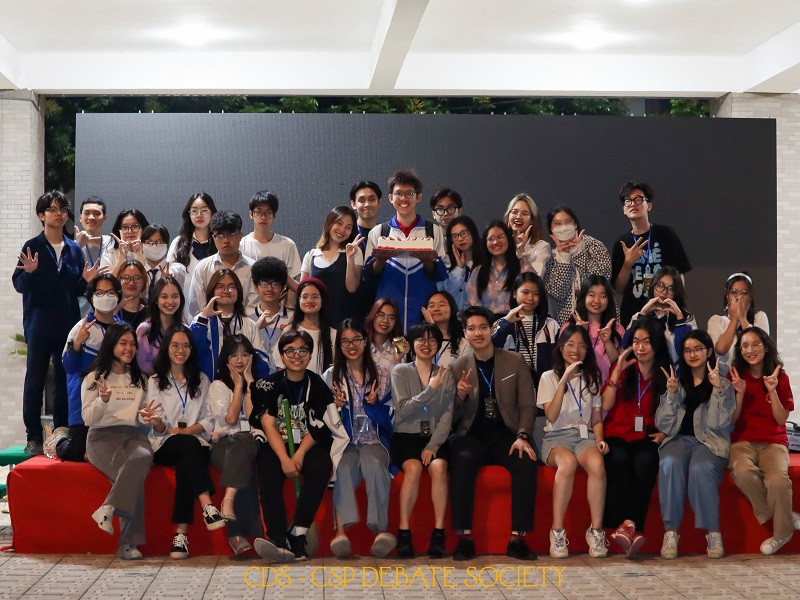 3 tháng, 12 tuần, 90 ngày là những “con số” biết nói cho khoảng thời gian mà CLB Tranh biện của THPT chuyên ĐH Sư phạm chuẩn bị cho giải đấu. 3 tháng, 12 tuần, 90 ngày là những “con số” biết nói cho khoảng thời gian mà CLB Tranh biện của THPT chuyên ĐH Sư phạm chuẩn bị cho giải đấu.