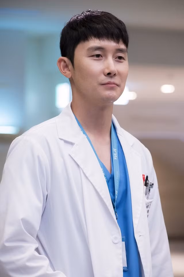 Ahn Chi Yong (Kim Joon Han) - bác sĩ nội trú khoa ngoại thần kinh của Hospital Playlist được cho là sẽ xuất hiện trong tuần chiếu thứ 2 của Resident Playbook.